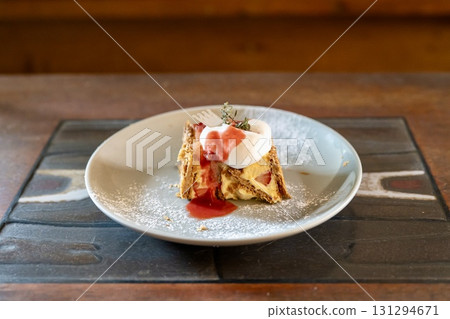 酥脆的千層酥，散發著草莓的香氣 131294671