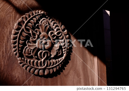 Crest door Crest door 131294765