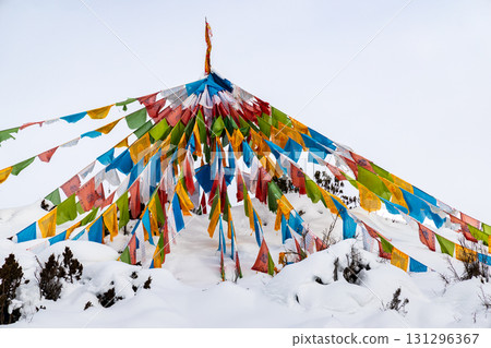雪山下的藏式祈福經幡 雪山下的藏式祈福經幡 131296367