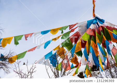 雪山下的藏式祈福經幡 雪山下的藏式祈福經幡 131296369
