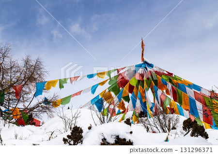 雪山下的藏式祈福經幡 雪山下的藏式祈福經幡 131296371