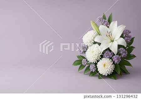 淡紫色背景上的白色百合和菊花慰問花束 | 哀悼和紀念的圖像 淡紫色背景上的白色百合和菊花慰問花束 | 哀悼和紀念的圖像 131296432