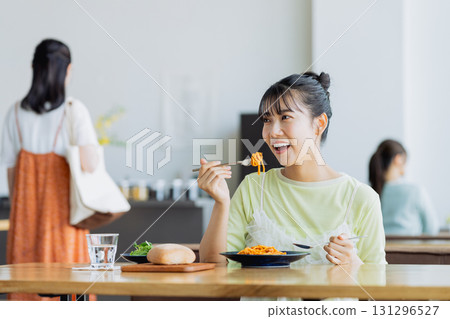 年輕女子在一家咖啡館共進午餐 年輕女子在一家咖啡館共進午餐 131296527