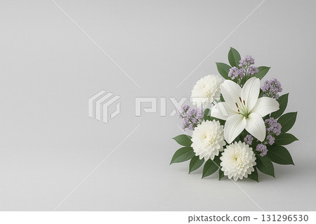 在柔和的灰色背景上，白色百合和菊花的同情花束|哀悼和紀念圖像 131296530