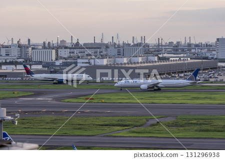 黃昏時分，飛機在東京大田區羽田機場滑行 131296938