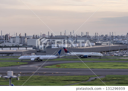 黃昏時分，飛機在東京大田區羽田機場滑行 131296939