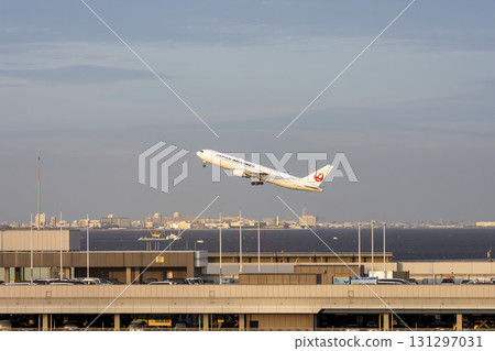 黃昏的羽田機場，飛機起飛，東京大田區 131297031