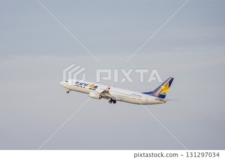 黃昏的羽田機場，飛機起飛，東京大田區 131297034