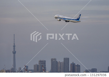 黃昏的羽田機場,飛機起飛,東京大田區 黃昏的羽田機場,飛機起飛,東京大田區 131297036
