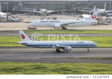 Haneda Airport at dusk, airplane landing, Ota Ward, Tokyo Haneda Airport at dusk, airplane landing, Ota Ward, Tokyo 131297054