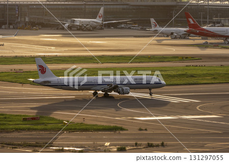 黃昏的羽田機場，飛機著陸，東京大田區 131297055