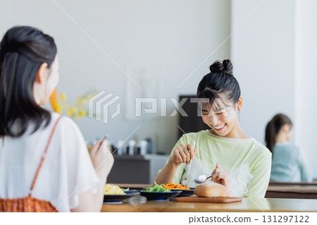 年輕女子與朋友在咖啡館共進午餐 年輕女子與朋友在咖啡館共進午餐 131297122