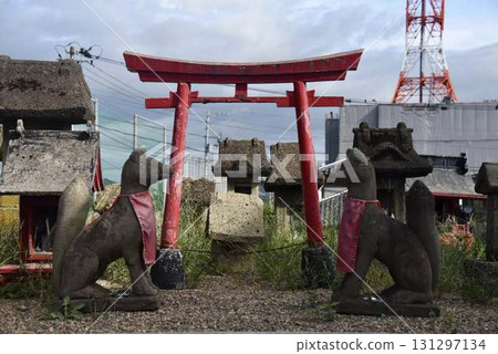 稻荷神社的小神社和紅色鳥居,是日本傳統的景觀,由狐狸雕像守護 稻荷神社的小神社和紅色鳥居,是日本傳統的景觀,由狐狸雕像守護 131297134