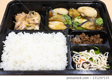Delicious Sichuan stir-fried squid and eggplant bento 131297135