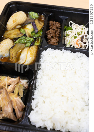 Delicious Sichuan stir-fried squid and eggplant bento Delicious Sichuan stir-fried squid and eggplant bento 131297139
