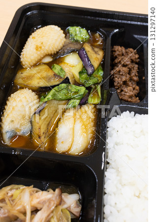 美味的四川炒魷魚和茄子便當 131297140