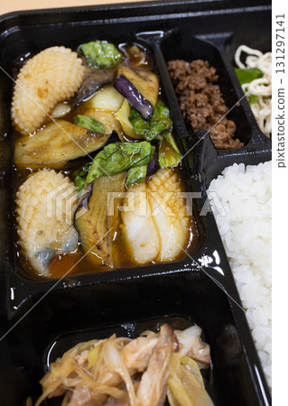 美味的四川炒魷魚和茄子便當 131297141