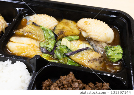 美味的四川炒魷魚和茄子便當 美味的四川炒魷魚和茄子便當 131297144
