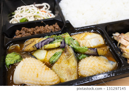 美味的四川炒魷魚和茄子便當 美味的四川炒魷魚和茄子便當 131297145