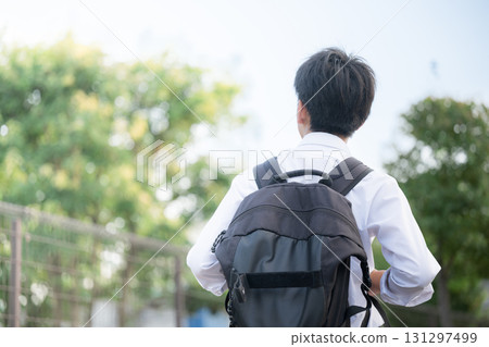 國中和高中學生背著書包上學的背影（無臉） 131297499