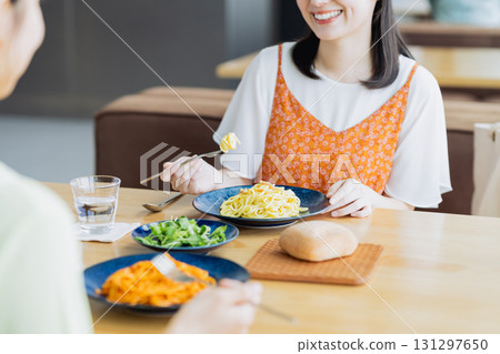 年輕女子在一家咖啡館共進午餐 131297650