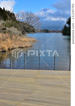 從靜岡縣富士宮市田貫湖眺望的冬季富士山 從靜岡縣富士宮市田貫湖眺望的冬季富士山 131297765