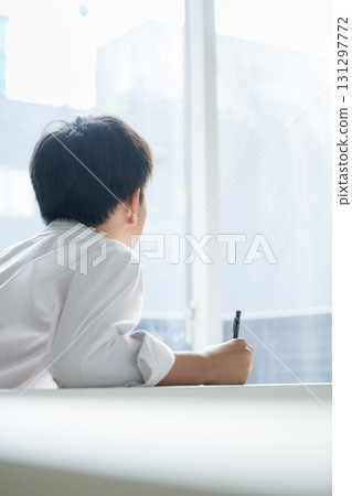 在類似學校的地方學習的國中和高中男生 在類似學校的地方學習的國中和高中男生 131297772