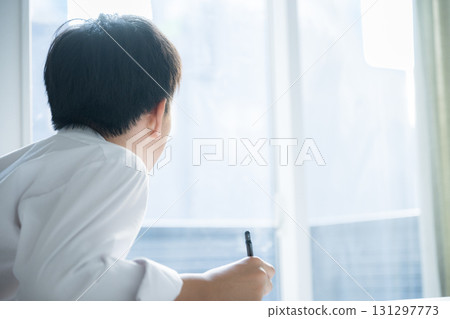 在類似學校的地方學習的國中和高中男生 131297773