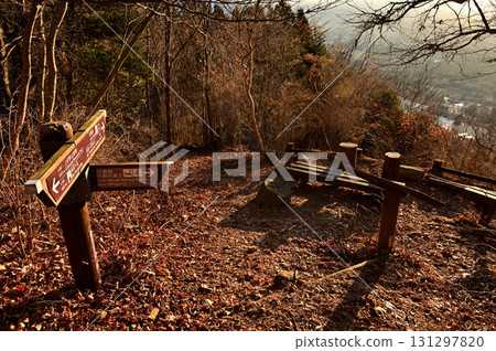 天使山的長者岳、東海自然步道、朝霞中的休暇村交會森林 131297820