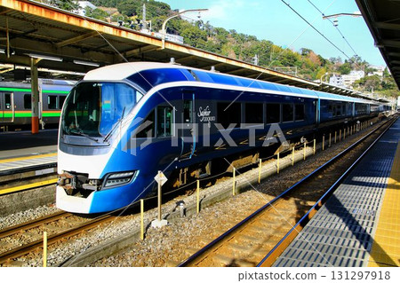 Take the luxury limited express to Izu ... Limited express "Safir Odoriko" E261 series 131297918