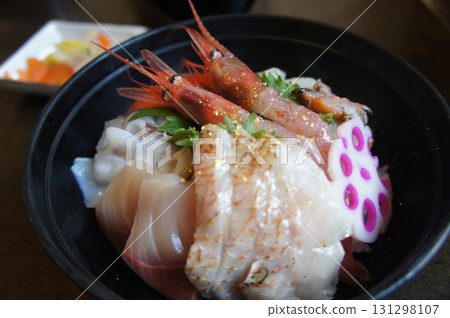 新鮮美味的海鮮碗 131298107