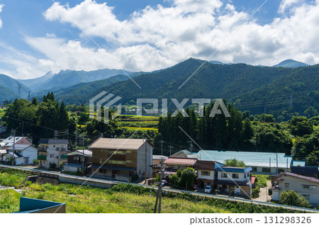 湯田中溫泉的街道和河畔的夏季風景 131298326