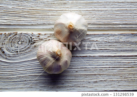 Garlic couple two garlics on white wood 131298539