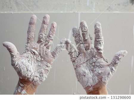 Astist plastering man hands with cracked plaster Astist plastering man hands with cracked plaster 131298600