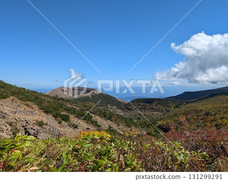 從一西峽山的登山道眺望東小富士山頂火山口 131299291