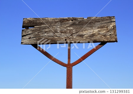 aged wooden vintage sign signal blank copyspace 131299381