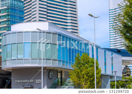 9月25日，日本橫濱市景。從橫濱航空客艙俯瞰橫濱地標塔和櫻木町站。 131299720