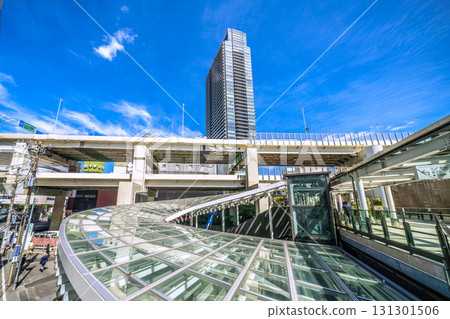 9月25日，日本橫濱市景。橫濱站西北出口和高層公寓大樓的景色。巨大的屋頂令人印象深刻。 131301506