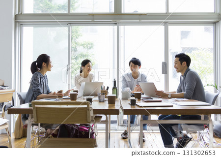 辦公室工作人員在辦公室工作、開會、討論 131302653