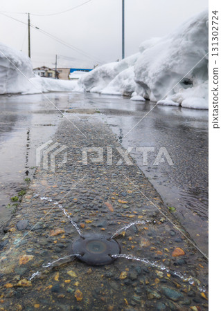 積雪地區,地下水從融雪管中湧出,道路濕滑,雪牆高聳(新潟縣南魚沼市石內) 積雪地區,地下水從融雪管中湧出,道路濕滑,雪牆高聳(新潟縣南魚沼市石內) 131302724