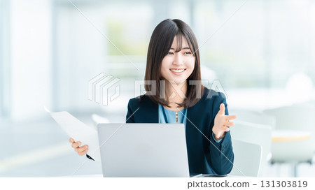 微笑著說話的女人/女商人 微笑著說話的女人/女商人 131303819