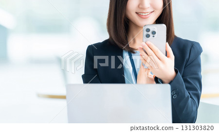 使用智慧型手機的微笑的女人/女商人 使用智慧型手機的微笑的女人/女商人 131303820