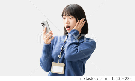 一位女士/女商人對自己的智慧型手機感到驚訝 131304223