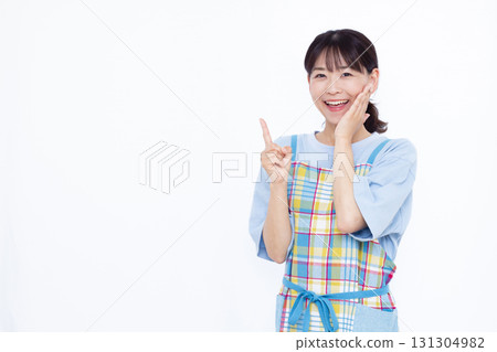 家庭主婦豎起食指 131304982