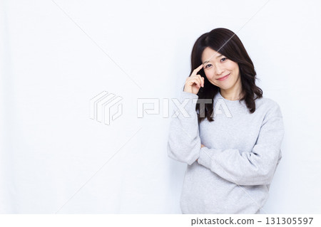 一位微笑的女人抱著頭思考 131305597