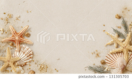 沙灘上排列著海星和貝殼的背景圖像 131305703