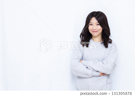 A woman who is thinking with her arms crossed 131305878