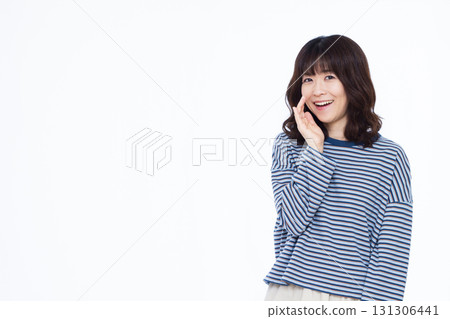 微笑的女人低聲說 131306441