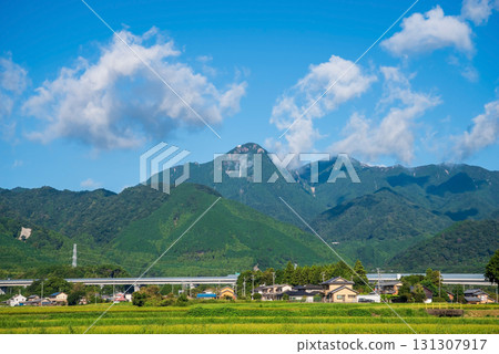 The Shin-Meishin Expressway runs through the tranquil foot of Mount Gozaisho (Komono Town, Mie County, Mie Prefecture) 131307917