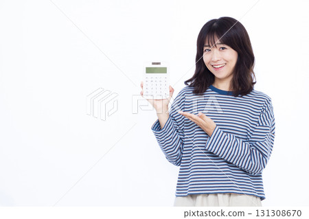 有計算器的婦女 131308670